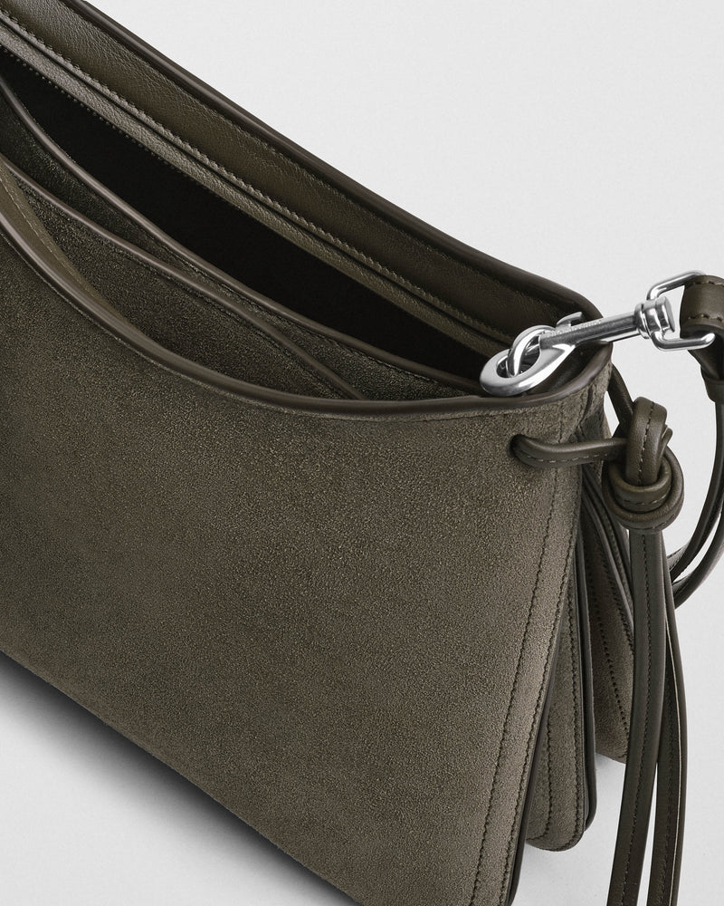 Phoebe Philo sac Gig daim sauge ouvert, intérieur souple et fermoir mousqueton argenté visible en gros plan