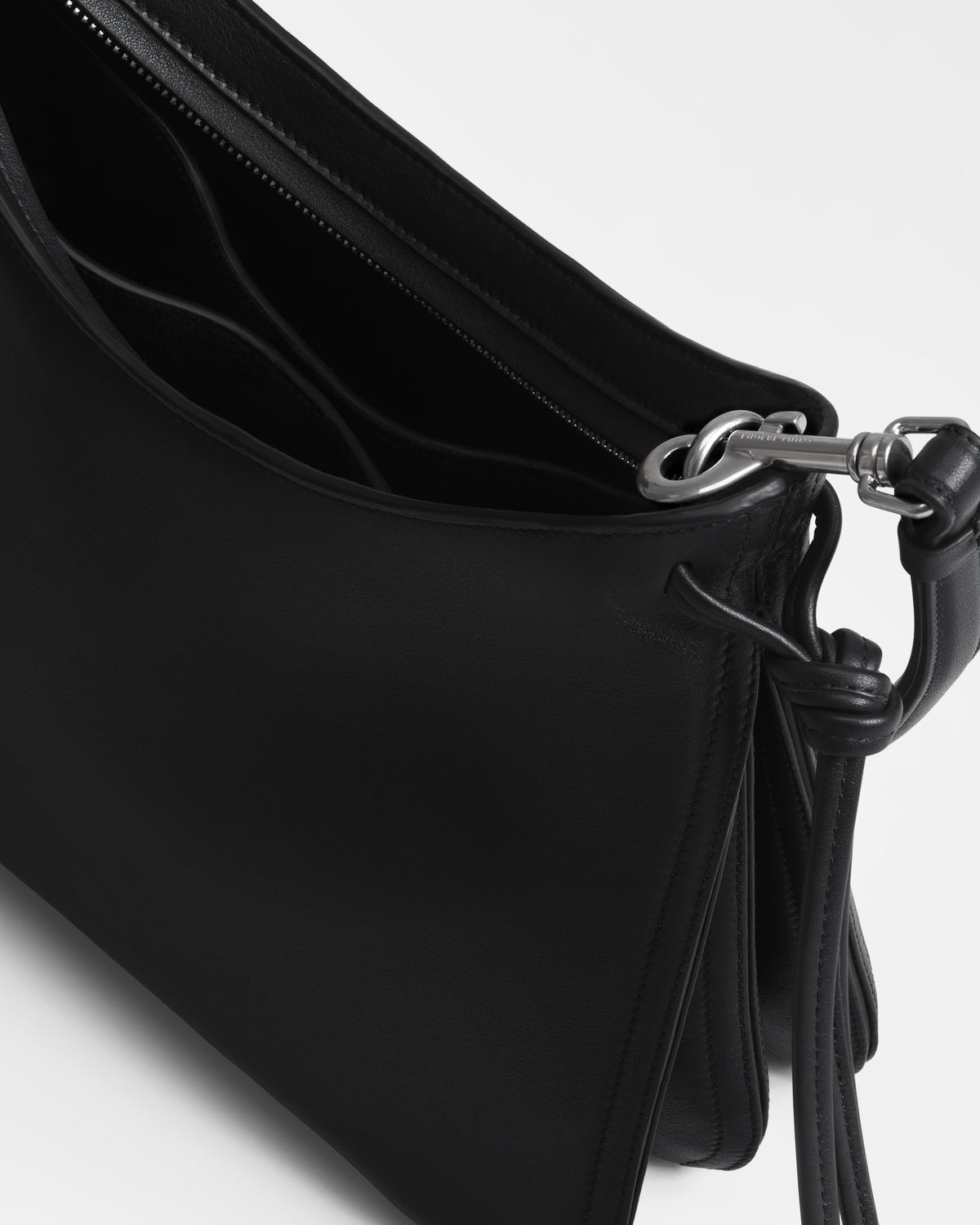 Bolso Gig negro Phoebe Philo abierto, interior organizado con bolsillos y mosquetón plateado visible.