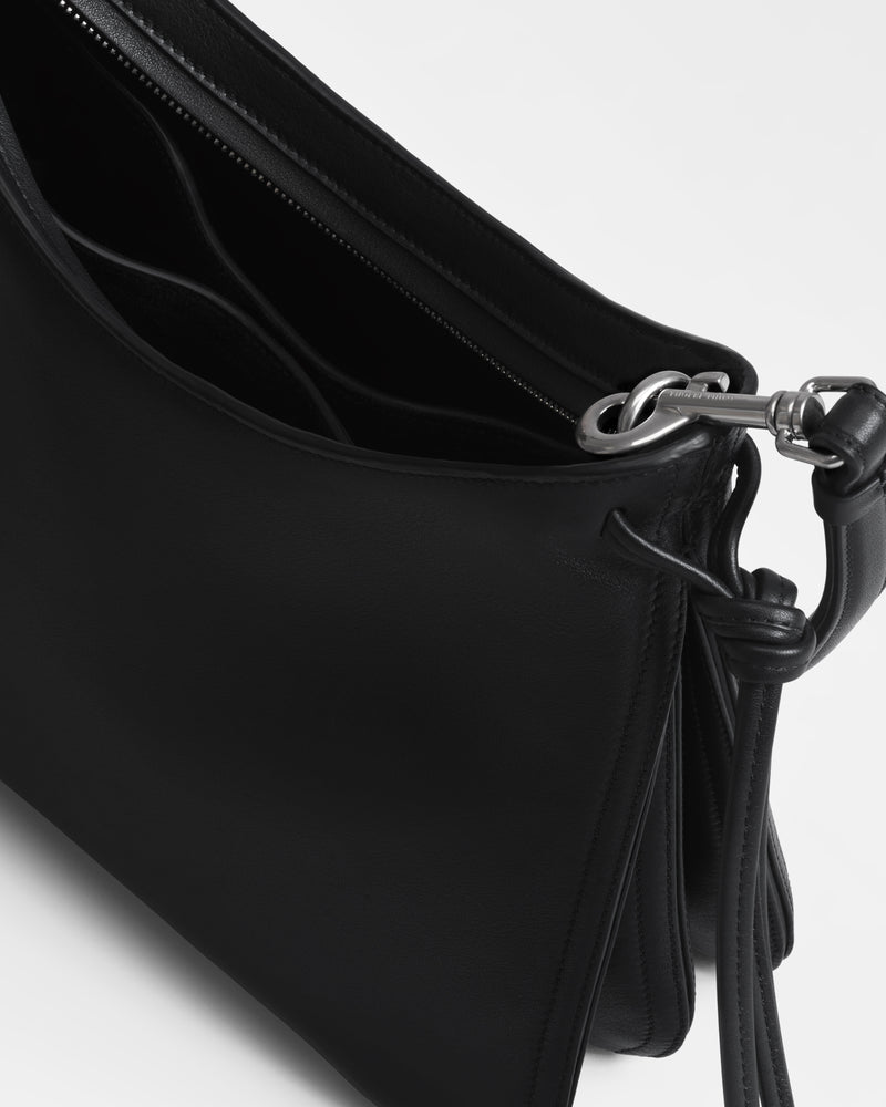 Phoebe Philo sac Gig noir ouvert, intérieur organisé avec poches et mousqueton argenté visible