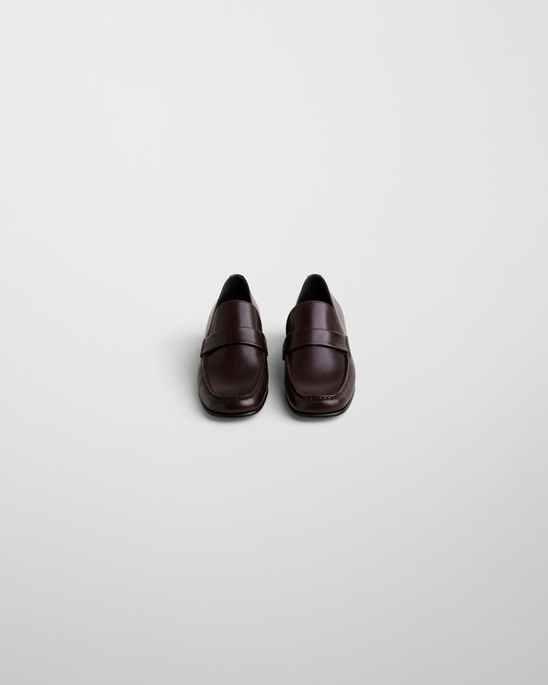 Phoebe Philo loafers oxblood leer vooraanzicht, symmetrisch paar, glad bovenwerk en gestructureerde wreefband