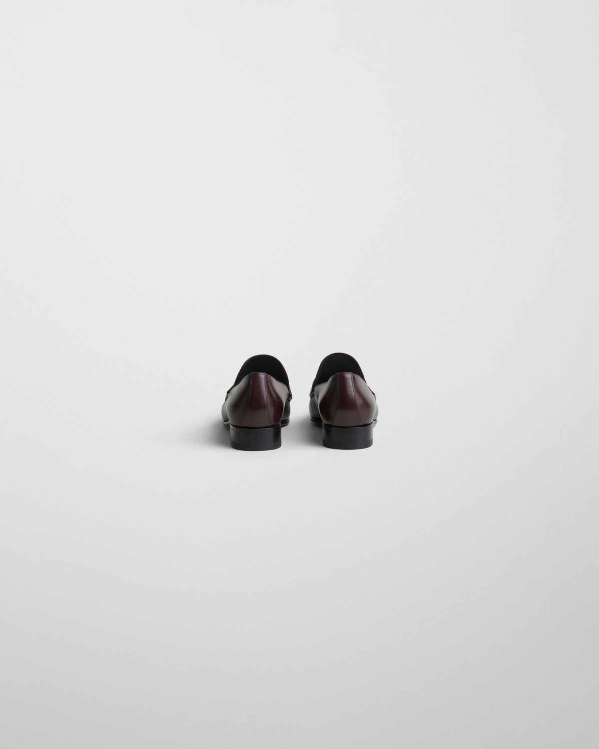 Phoebe Philo Man's Loafer oxblood, achteraanzicht hakken, bordeaux leren hielkap en een lage zwarte zool