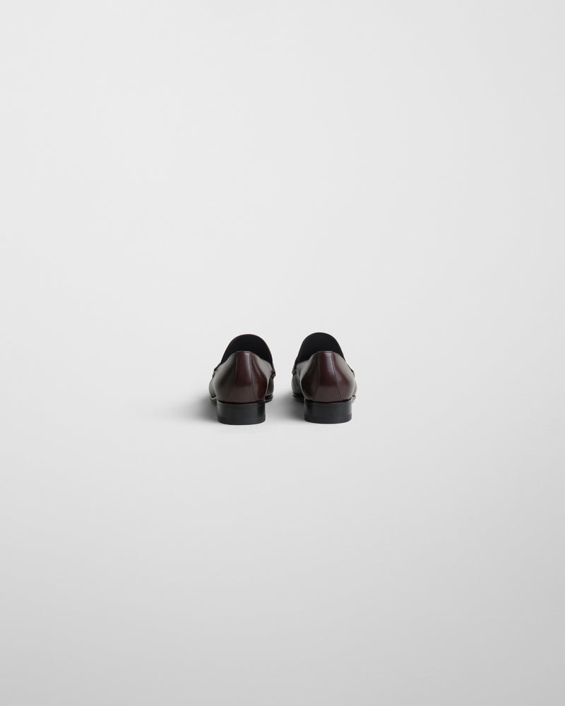 Phoebe Philo Man's Loafer oxblood, vue arrière talons, contrefort cuir bordeaux et semelle noire basse