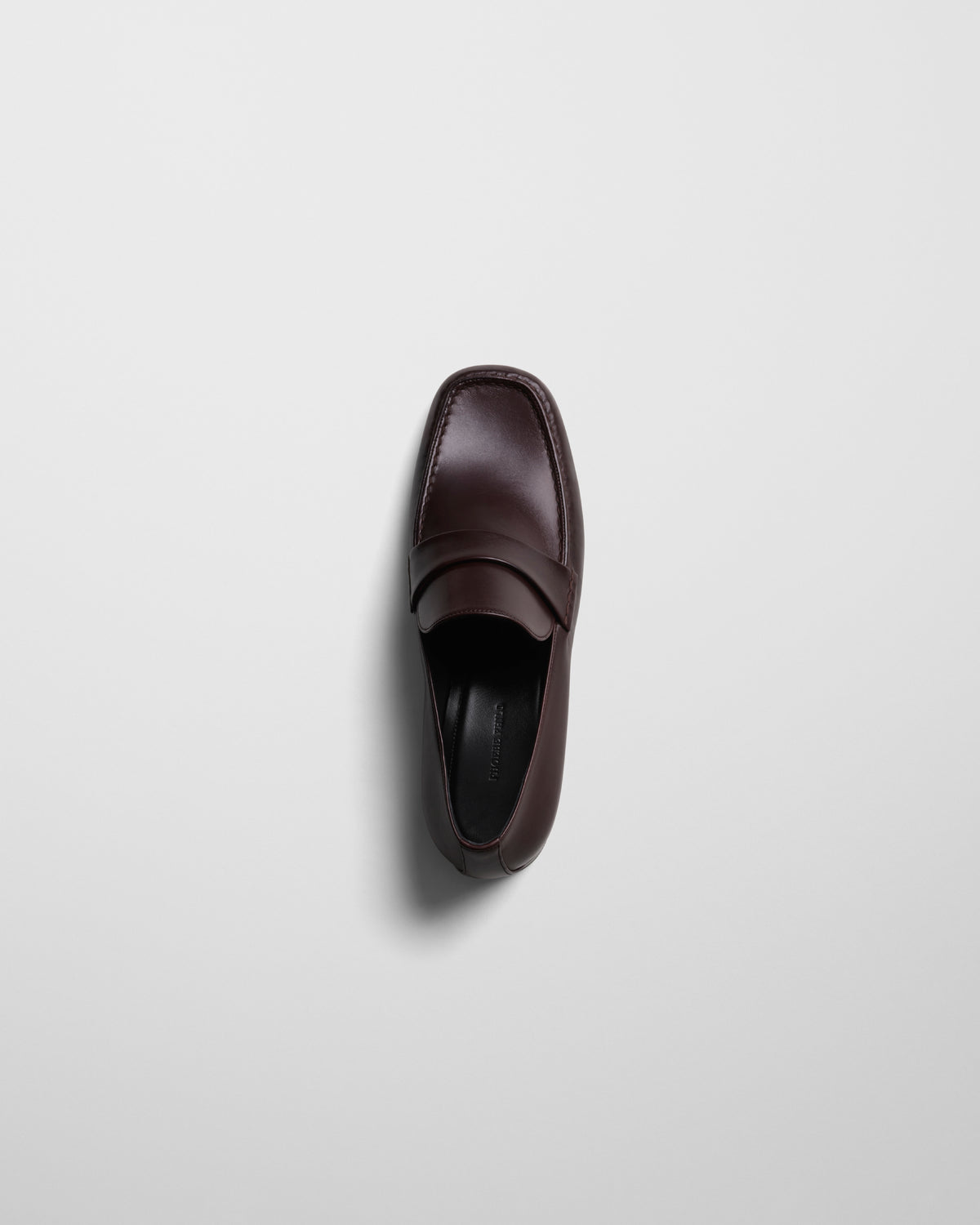Phoebe Philo Man's Loafer oxblood, bovenaanzicht van bovenaf, glanzend bordeaux leer en zwarte binnenzool