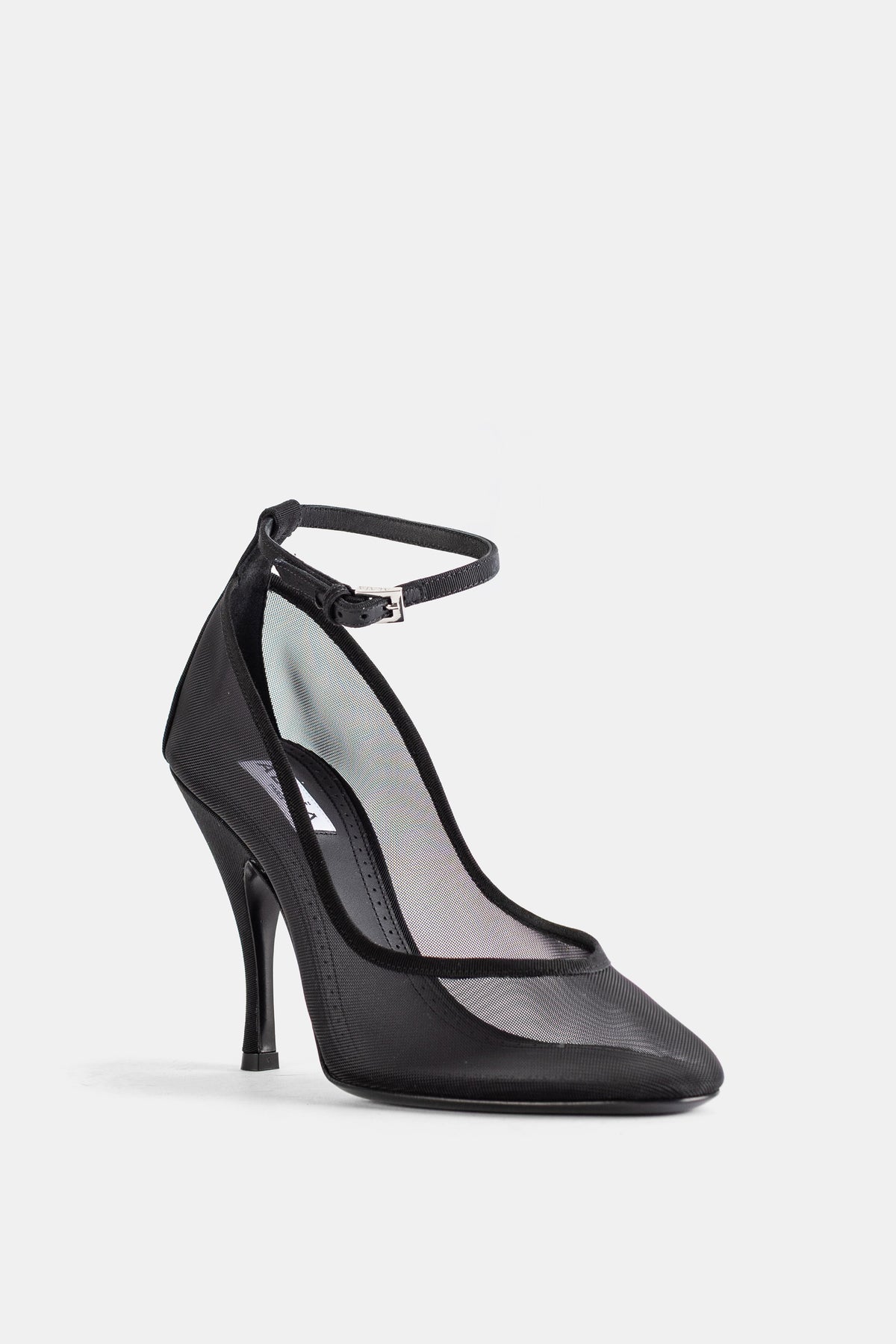Maison Alaïa escarpins femme profil latéral mesh noir semi-transparent boucle métal argenté talon fin