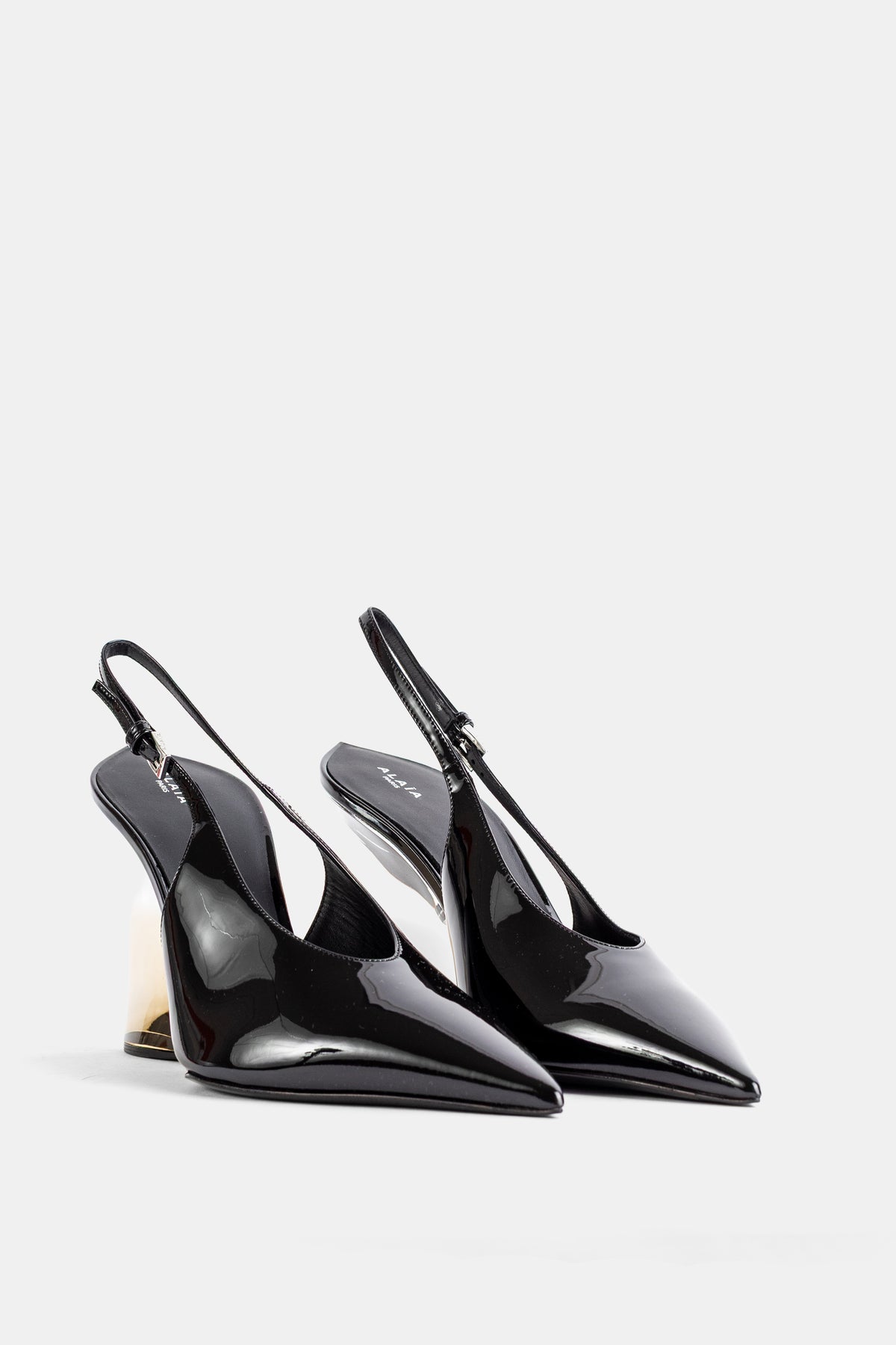 Maison Alaïa pump vernis noir slingback talon géométrique nacré vue de trois quarts paire complète