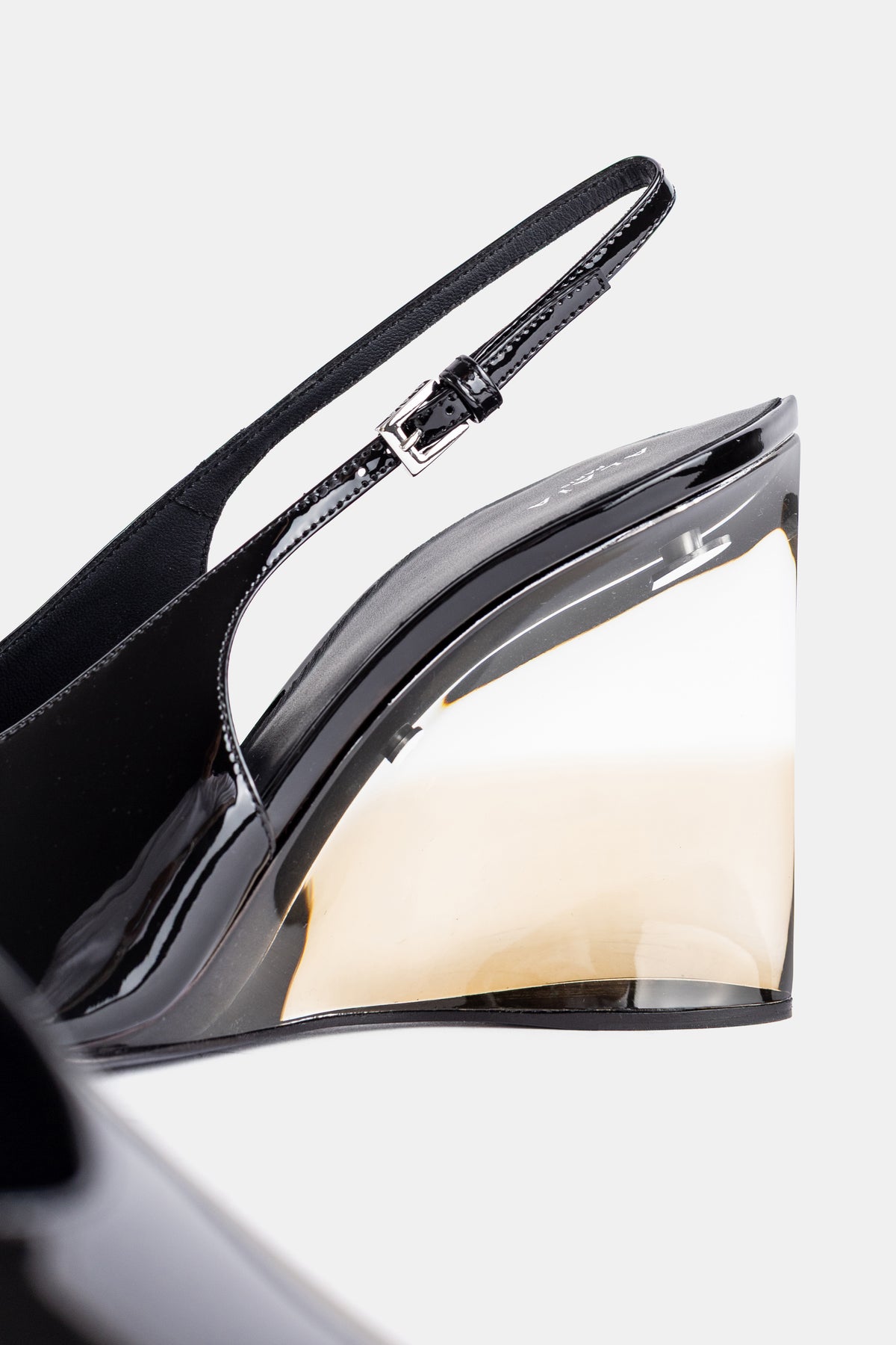 Maison Alaïa slingback fermoir argent bride ajustable talon cunéiforme transparent reflets ambrés gros plan