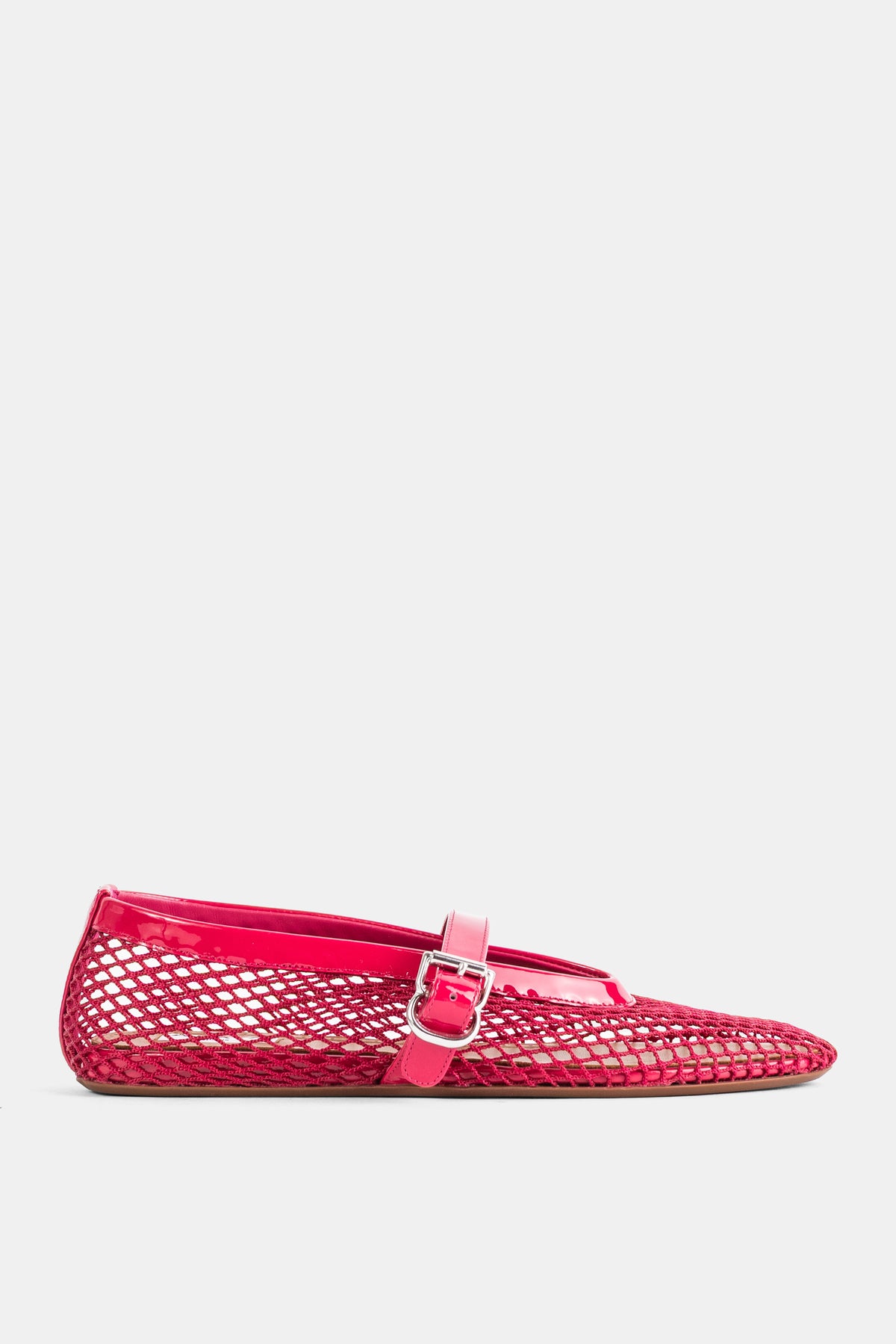 Maison Alaïa ballerine plate en résille et cuir verni framboise avec bride à boucle argentée