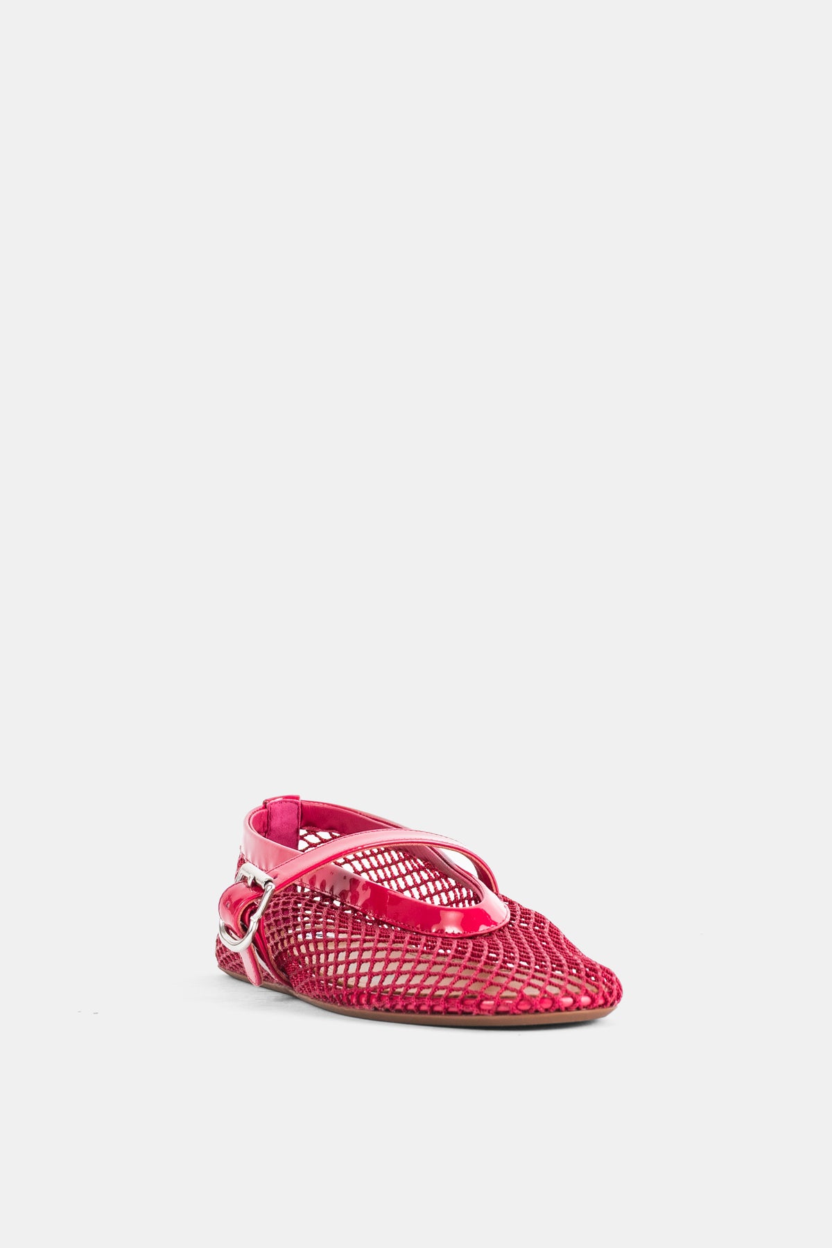 Maison Alaïa chaussure plate résille framboise vue trois quarts avec sangle vernie et fermoir argenté