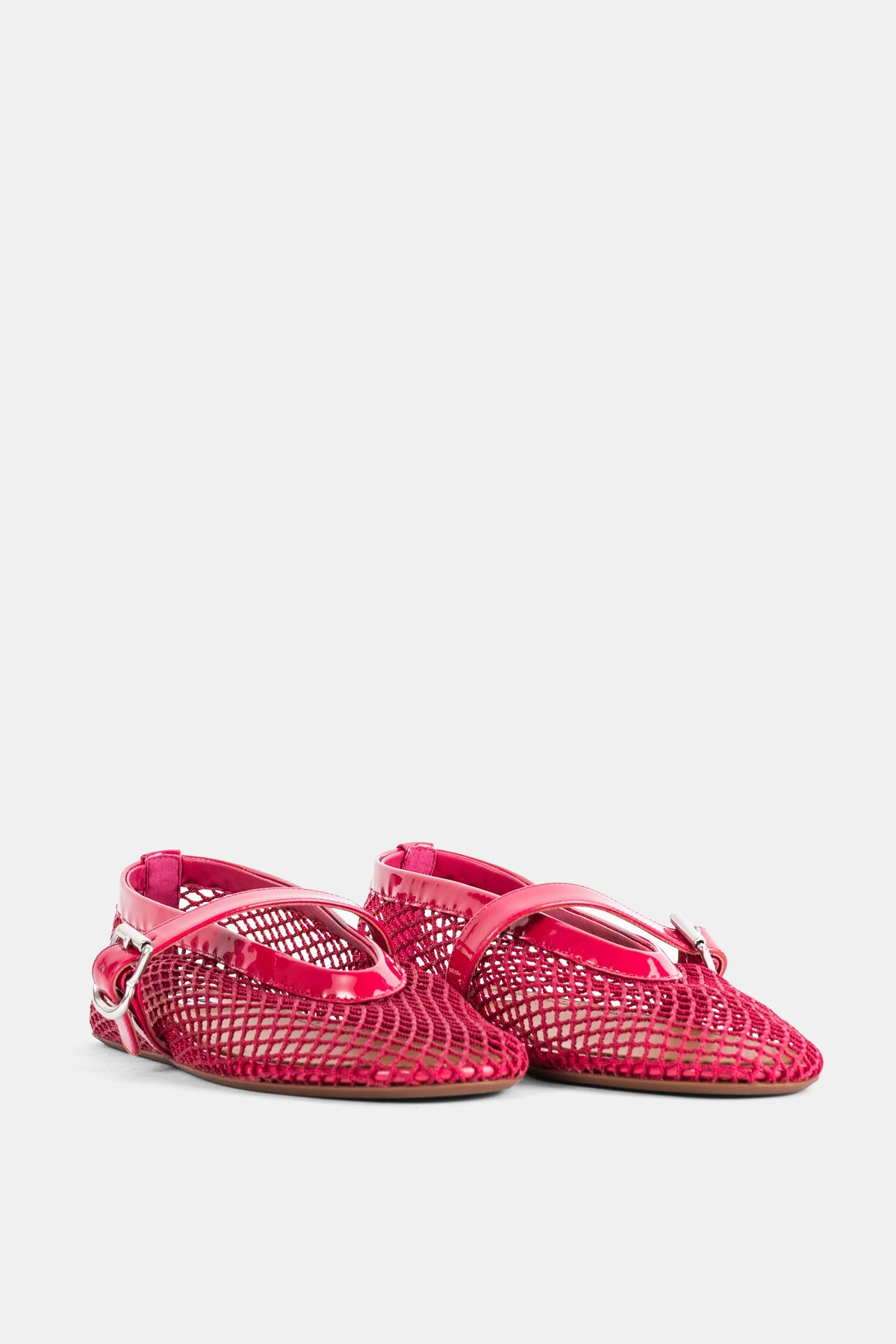 Maison Alaïa paire de ballerines résille framboise semelle caramel et strap verni à boucle métal argenté