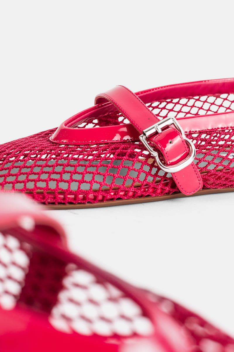 Maison Alaïa détail boucle argentée sur bride vernie framboise de ballerine résille filet fuchsia