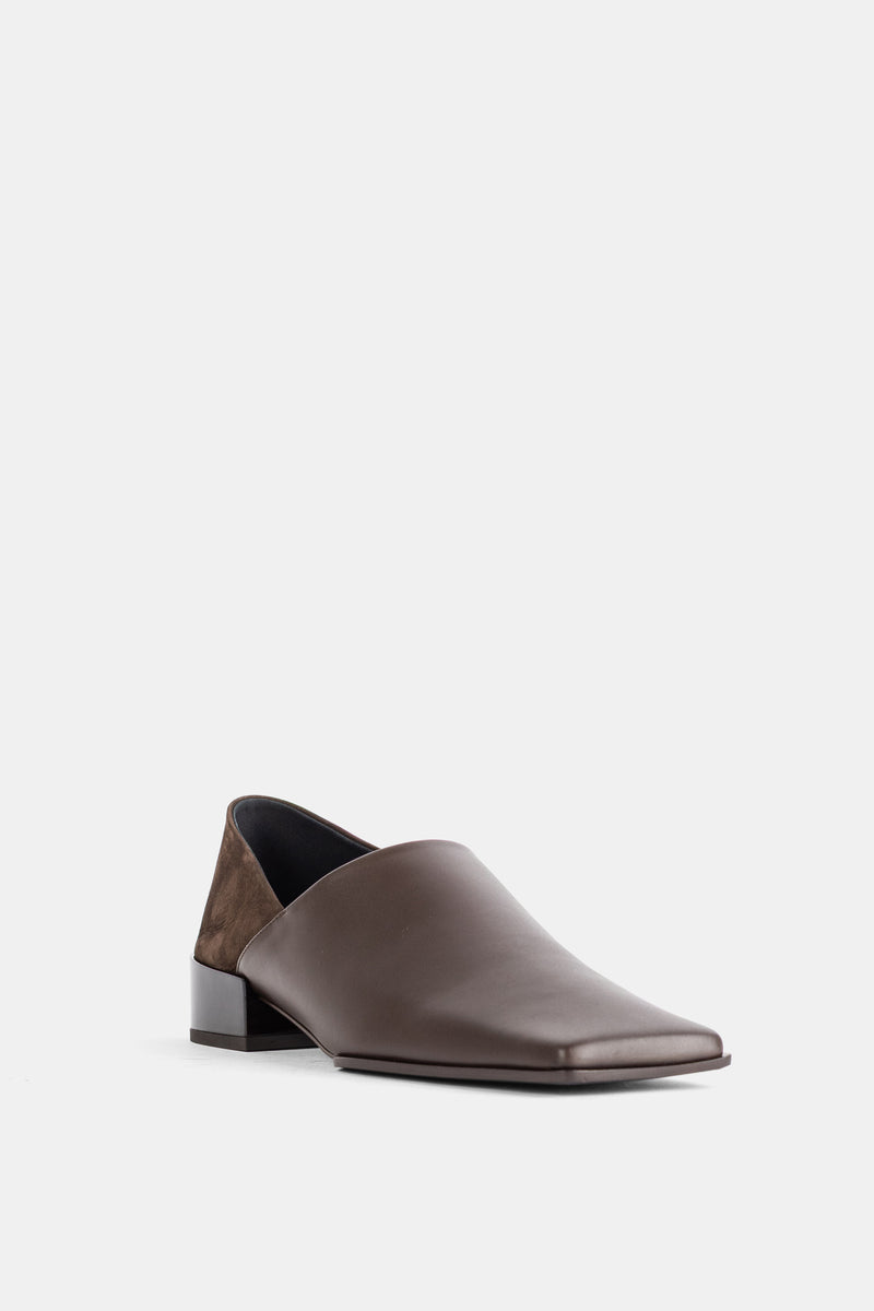 Maison Alaïa slippers femme vue trois-quarts, tige cuir marron et contrefort en suède, petit talon carré