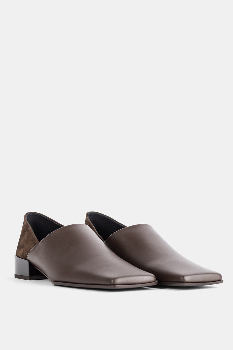 Maison Alaïa paire de slippers femme cuir marron poli, empiècement suède au talon, semelle fine