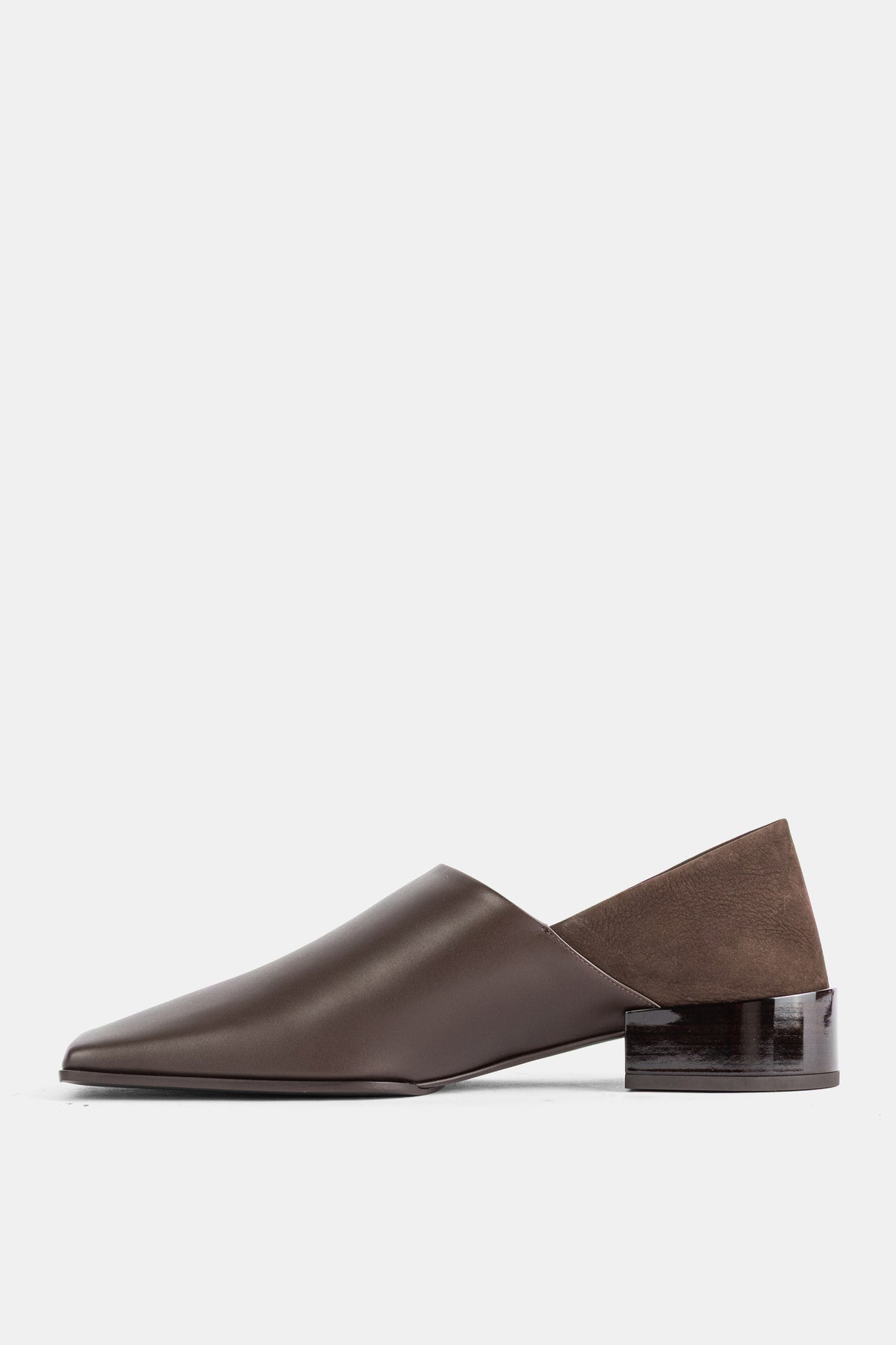 Maison Alaïa slipper profil latéral, découpe asymétrique cuir-suède chocolat, talon cylindrique verni