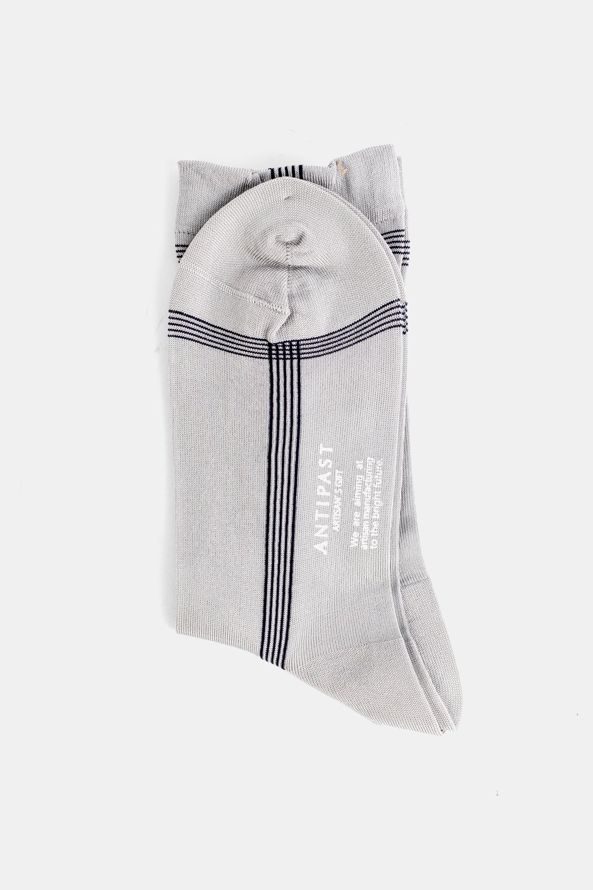 Antipast chaussettes femme gris clair pliées, bandes verticales marines contrastées sur tige et talon