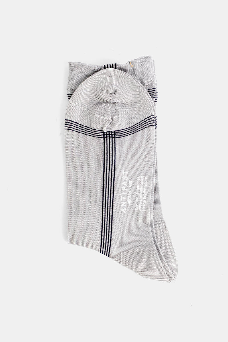 Antipast chaussettes femme gris clair pliées, bandes verticales marines contrastées sur tige et talon