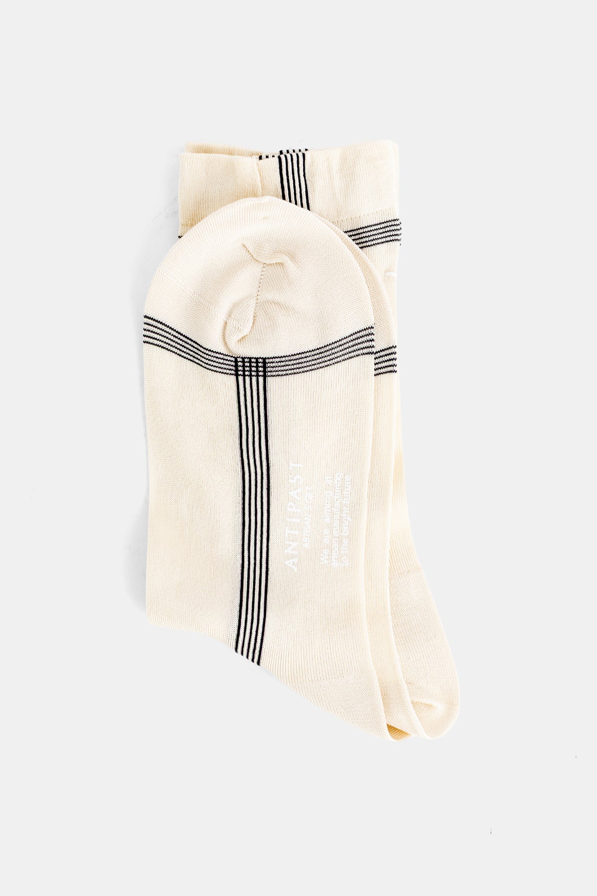 Antipast chaussettes femme écru pliées vue semelle rayures verticales marines contrastées en coton