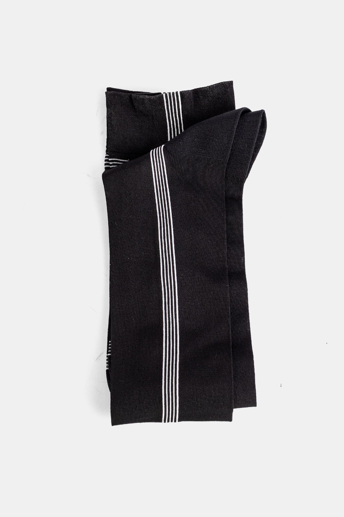 Antipast chaussettes hautes femme noires pliées, bande verticale rayures écrues contrastantes sur toute la longueur