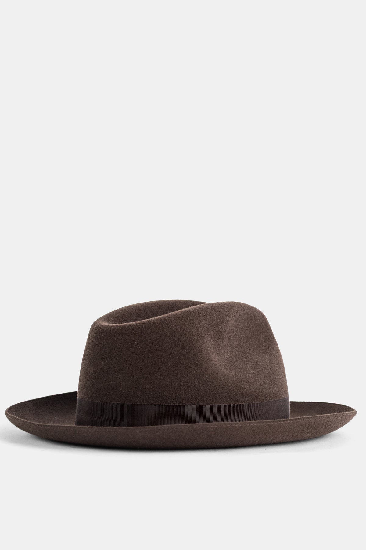 Seitenprofil des Giorgio Armani Herren-Fedoras aus braunem Wollfilz mit passendem Ripsband und flacher Krempe.