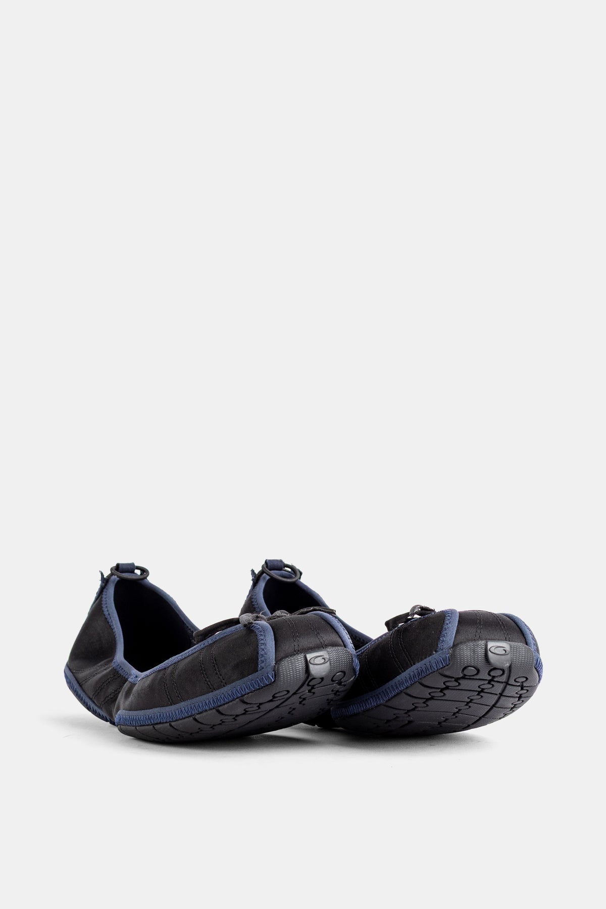 Balenciaga ballerines sneakers noires vue arrière talon bas avec bride et passepoil bleu marine