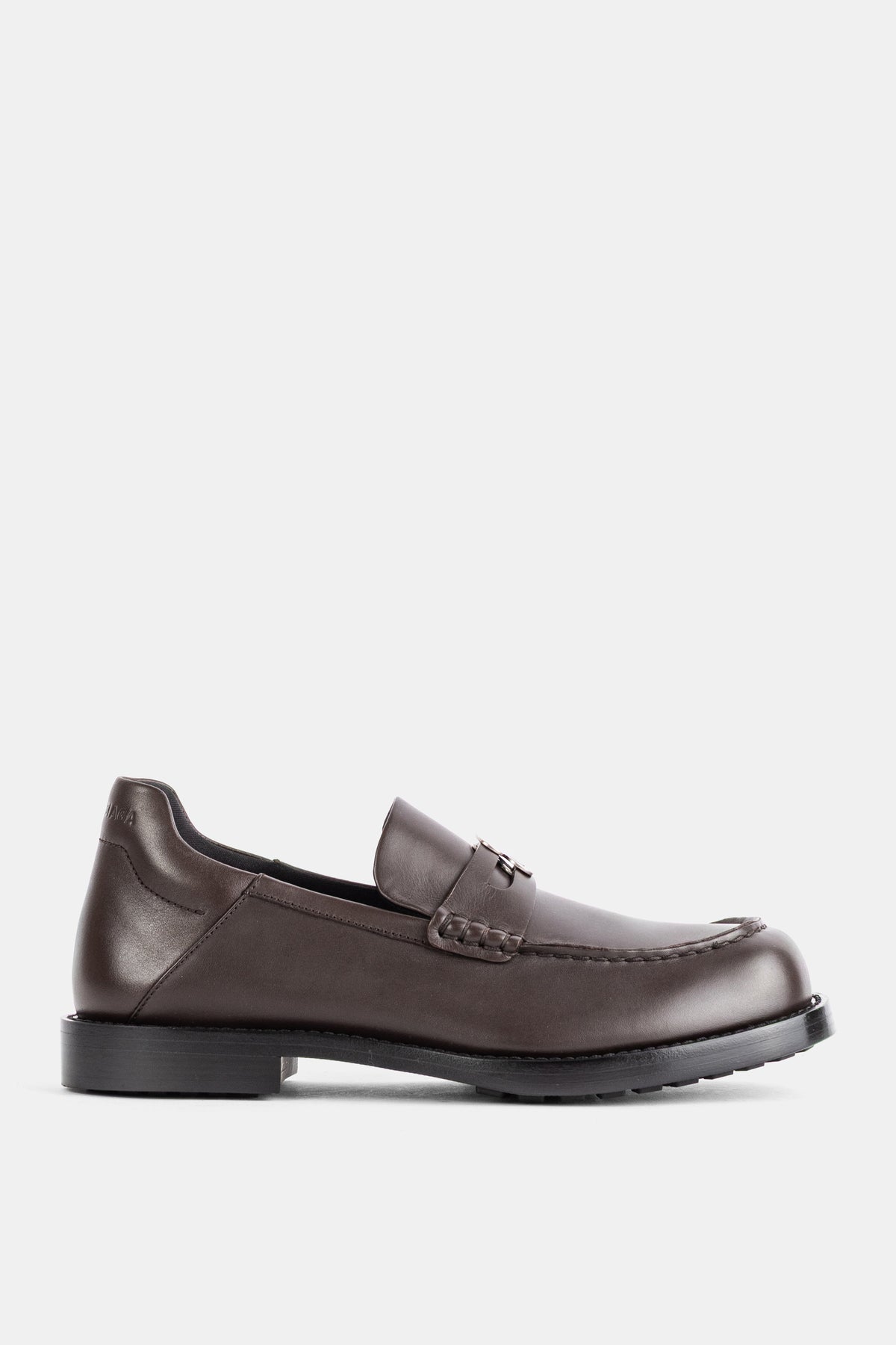 Balenciaga Comfy Damen-Mokassins aus mokkafarbenem Glattleder, mit feinem Metalldetail und dicker Sohle.
