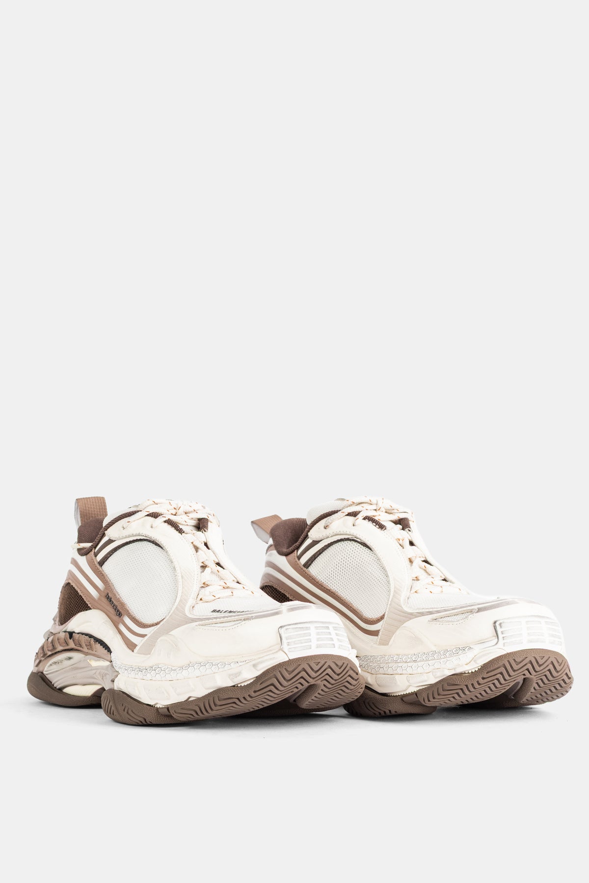Balenciaga Triple S 2 baskets homme vue arrière avec semelle crantée bicolore beige et marron