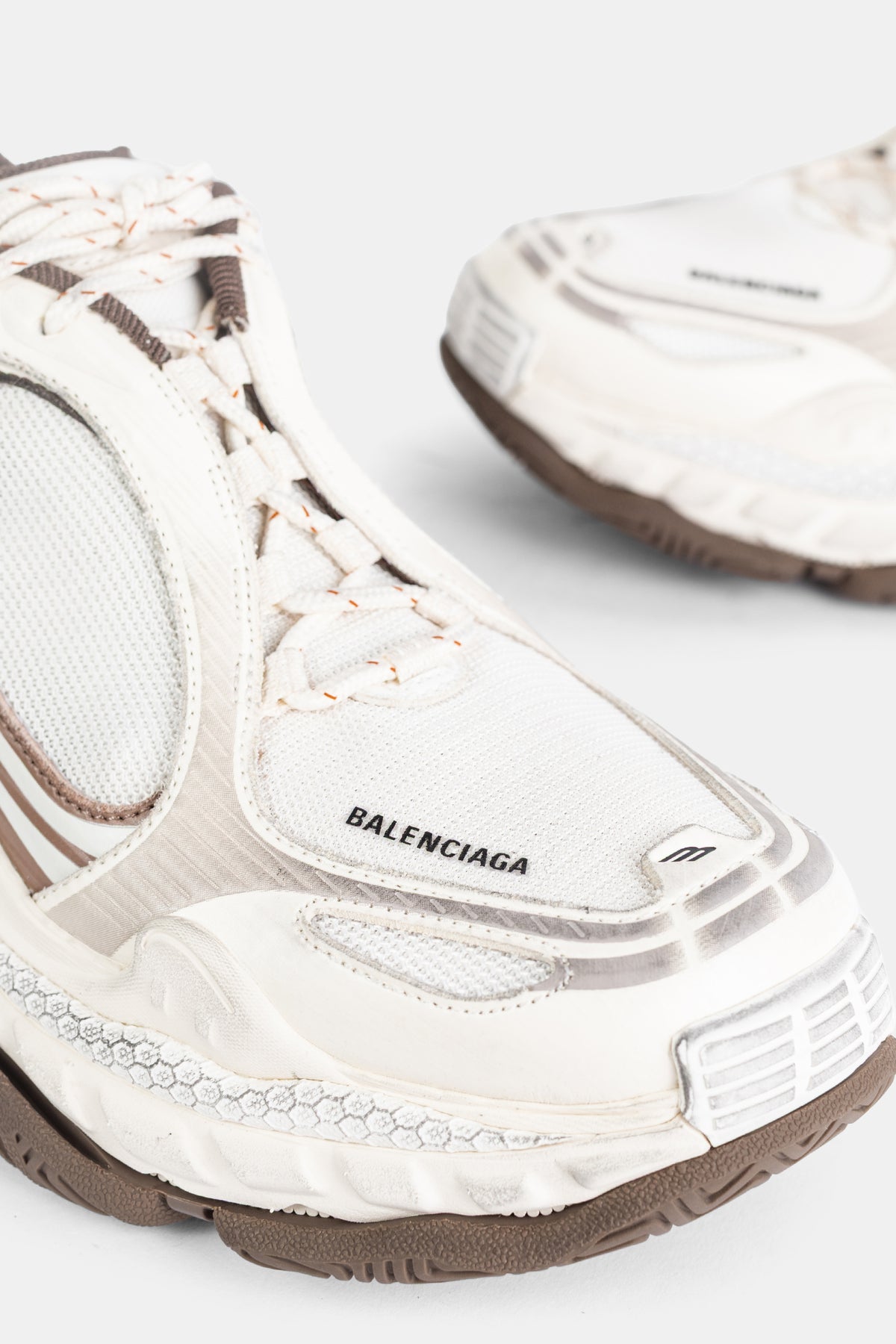 Balenciaga Triple S 2 gros plan avant droit avec logo brodé sur empiècement mesh et semelle gomme marron