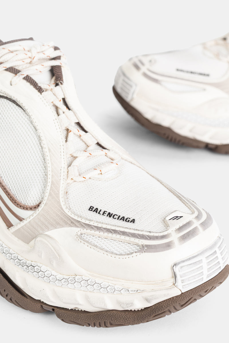 Balenciaga Triple S 2 gros plan avant droit avec logo brodé sur empiècement mesh et semelle gomme marron