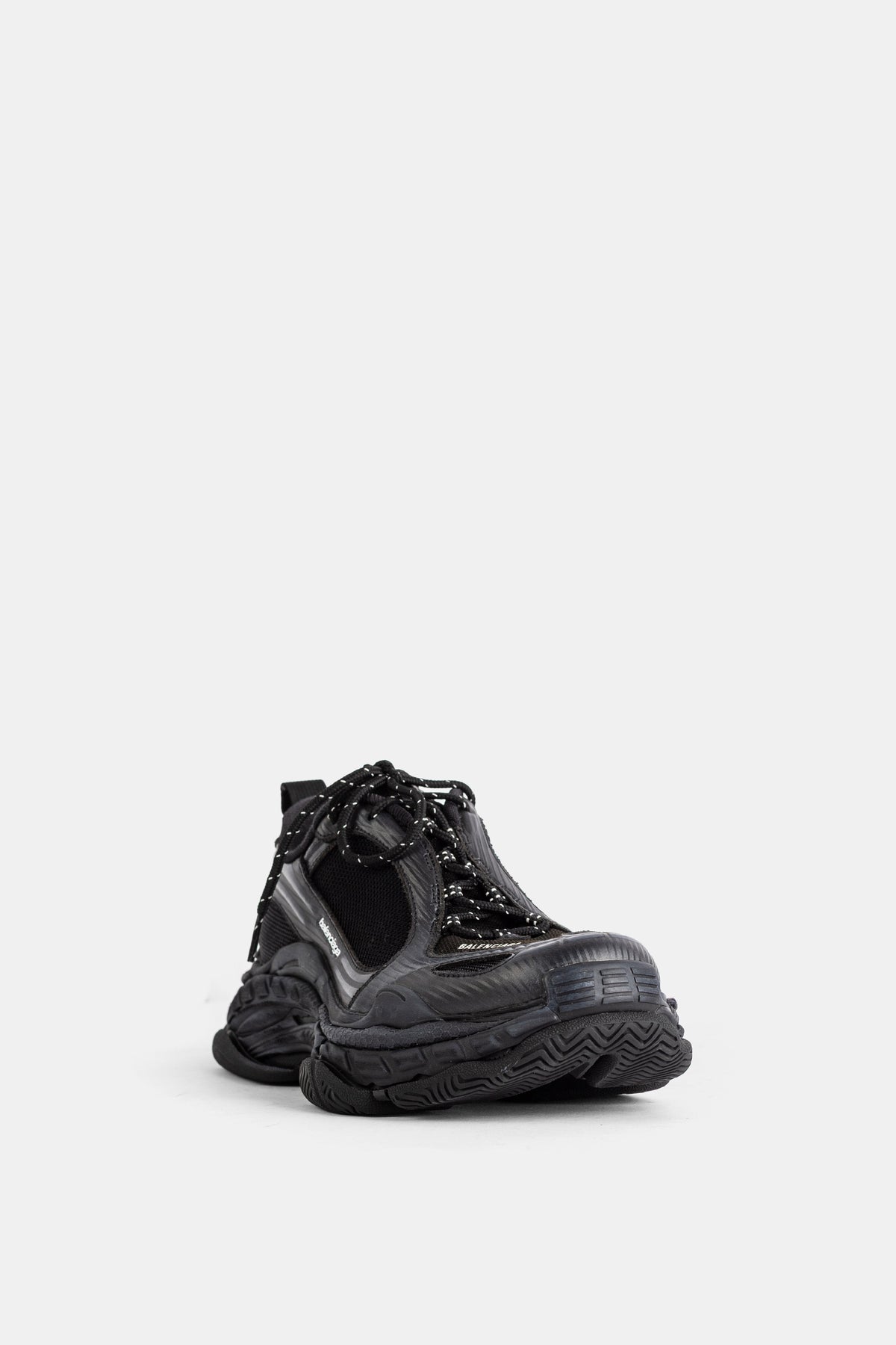 Balenciaga Triple S 2 Herren-Sneaker in Dreiviertelansicht mit schwarzen reflektierenden Schnürsenkeln.