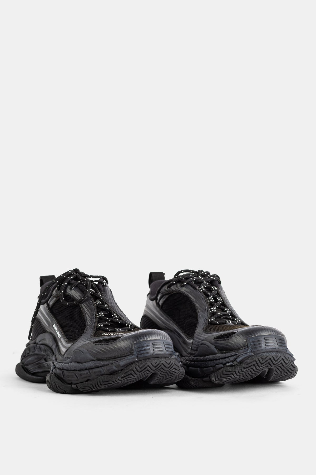 Balenciaga Triple S 2 Herren-Sneaker in Rückansicht, schwarzes Mesh und mehrschichtige Chunky-Sohle.