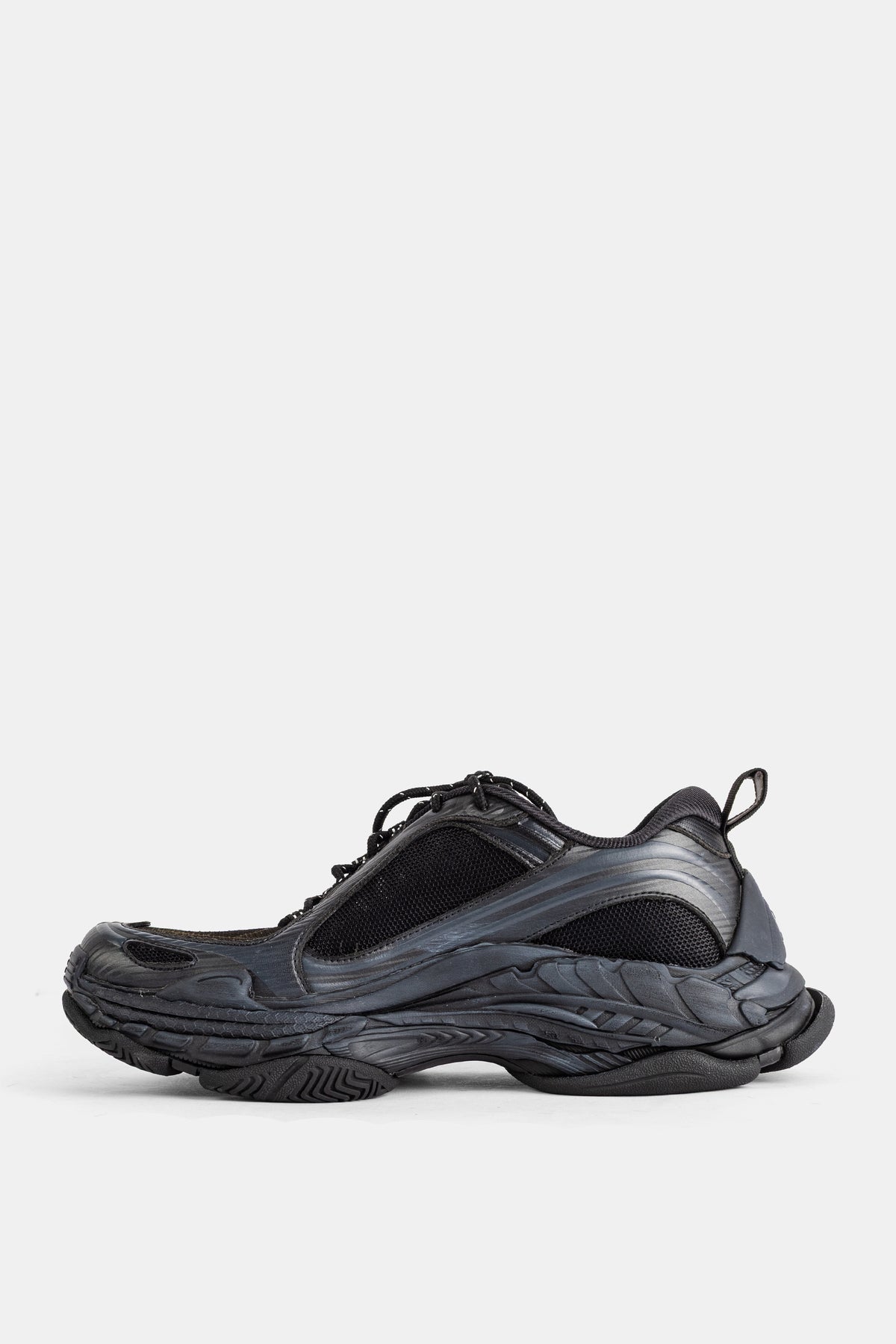 Balenciaga Triple S 2 Herren-Sneaker, linkes Seitenprofil, schwarzes Mesh mit skulpturierter Gummisohle.