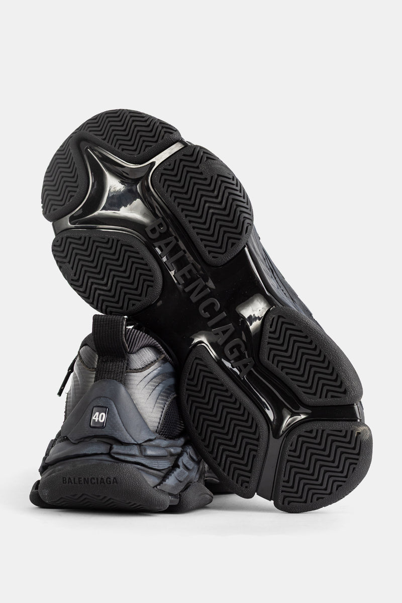 Balenciaga Triple S 2 Herren-Sneaker, schwarze Sohle mit Zickzack-Muster und glänzendem Chrom-Insert.
