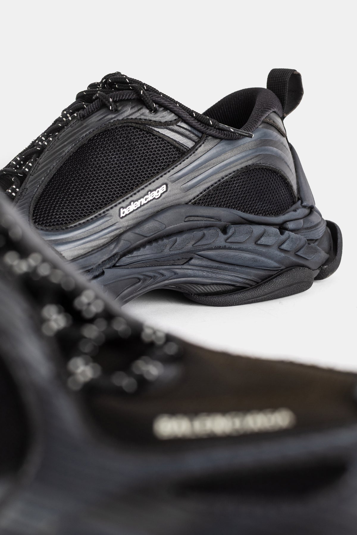 Balenciaga Triple S 2 Herren-Sneaker, weißes gesticktes Logo auf schwarzem Mesh, strukturierte Gummisohle.
