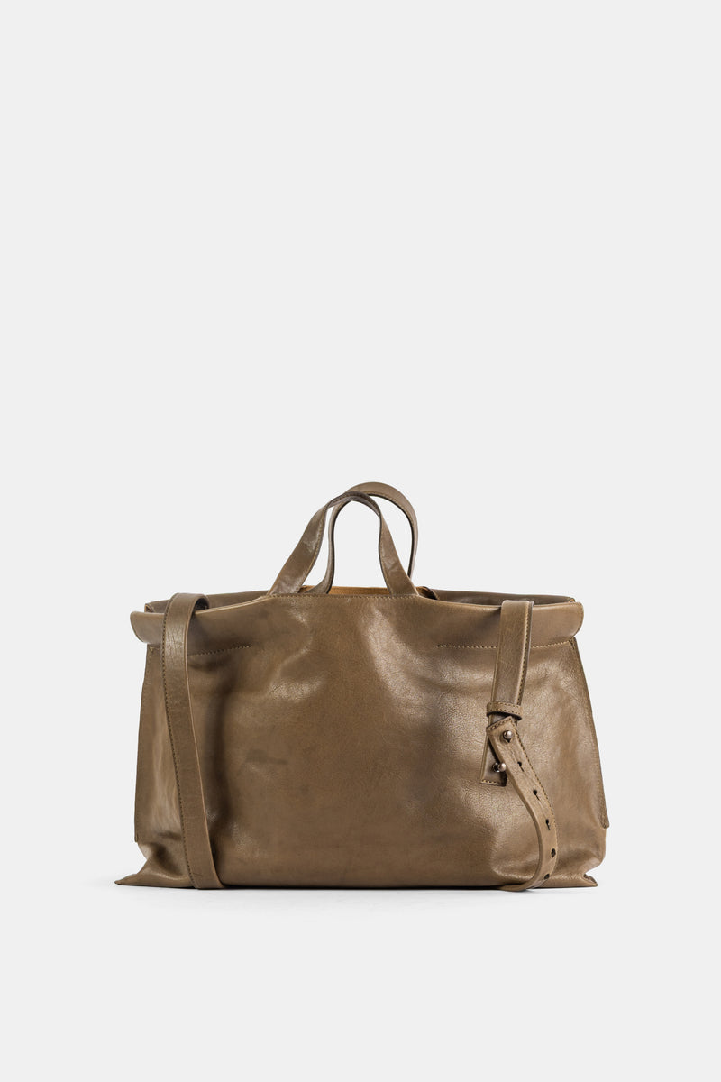 Bea Mombaers Shopper Midi kaki, vue de face, cuir lisse brillant avec sangle latérale à rivets