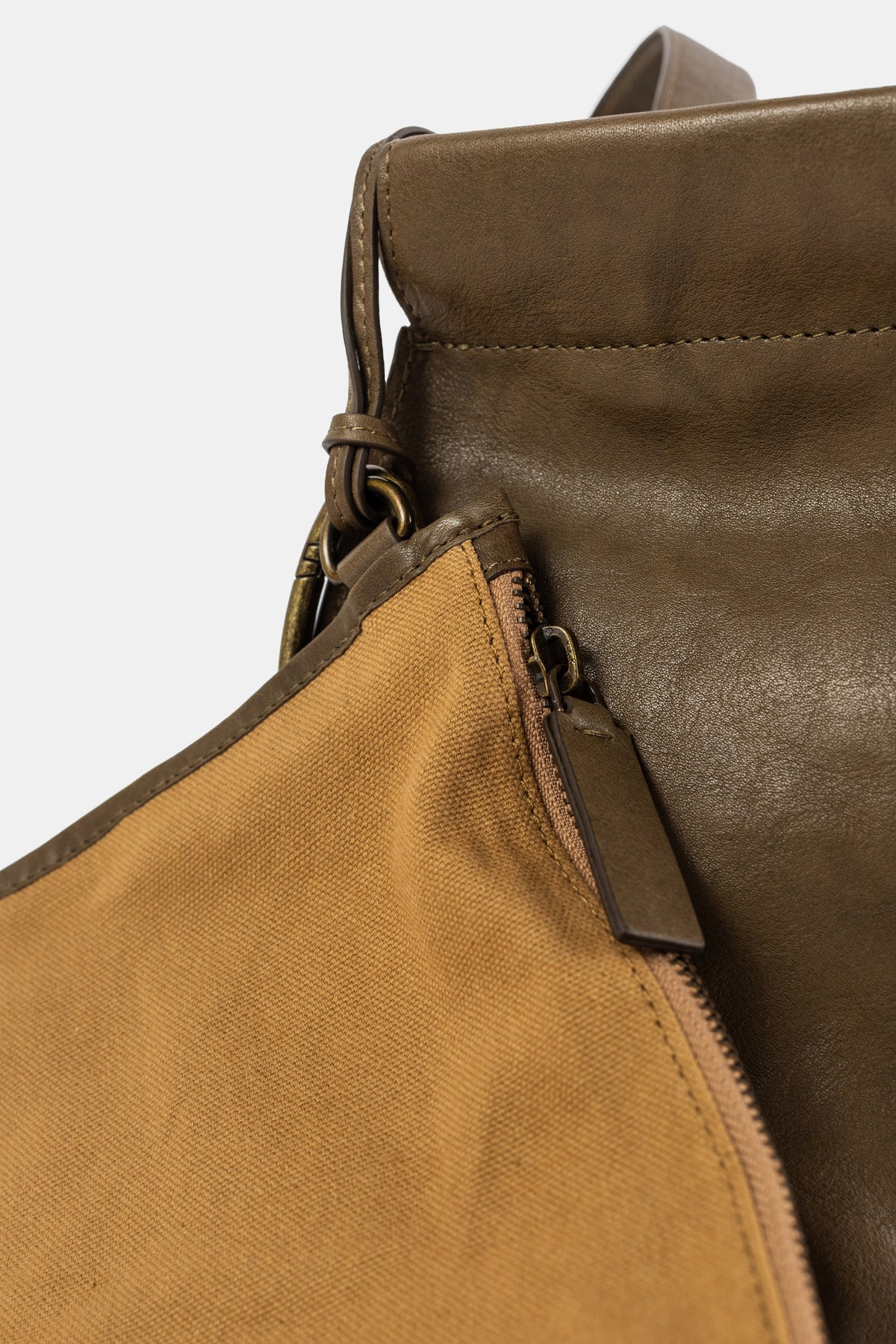 Bea Mombaers Shopper Midi kaki, zoom fermeture éclair dorée vieillie et contraste cuir olive mat et toile camel