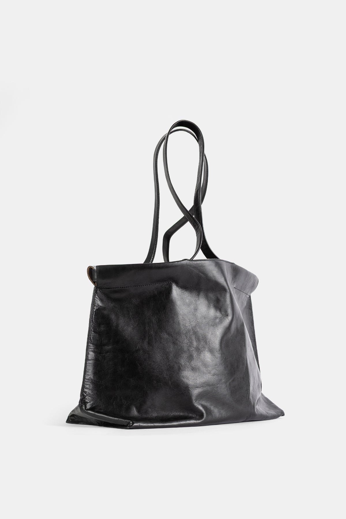 Bea Mombaers Shopper Midi cuir noir brillant, vue trois quarts avec anses torsadées et base souple évasée