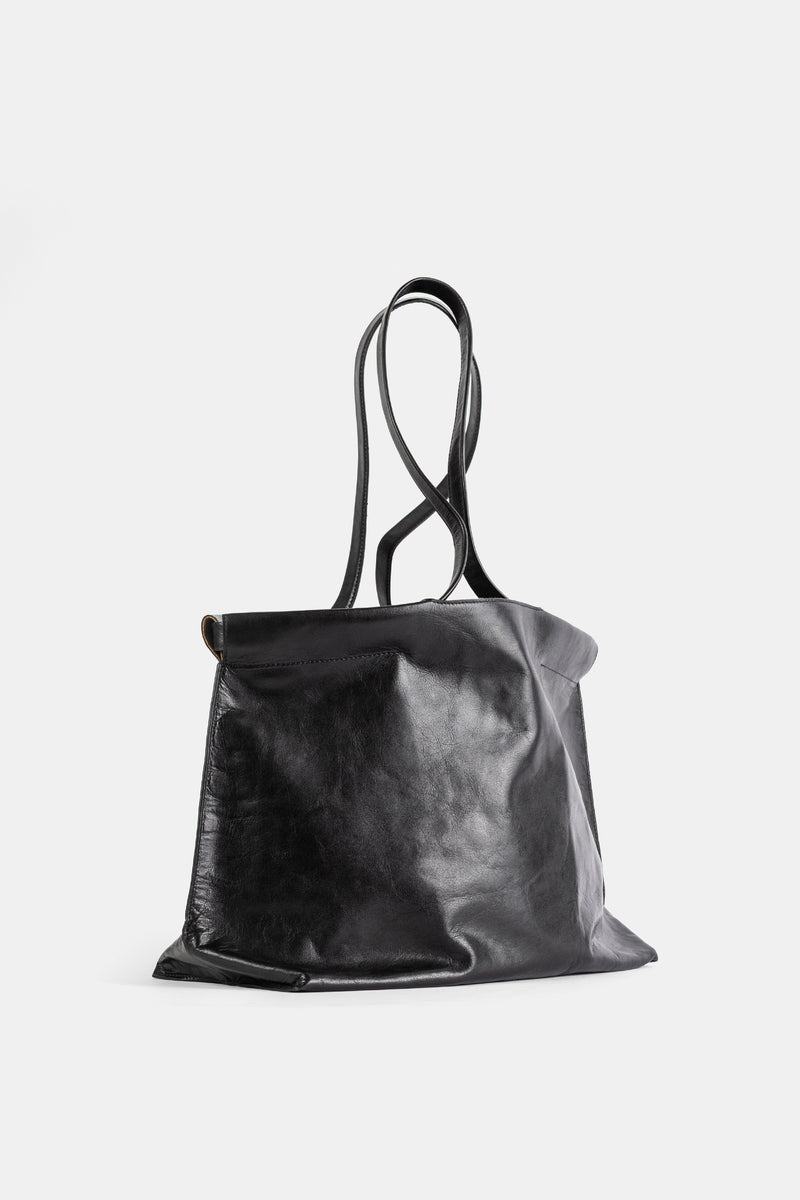 Bea Mombaers Shopper Midi cuir noir brillant, vue trois quarts avec anses torsadées et base souple évasée