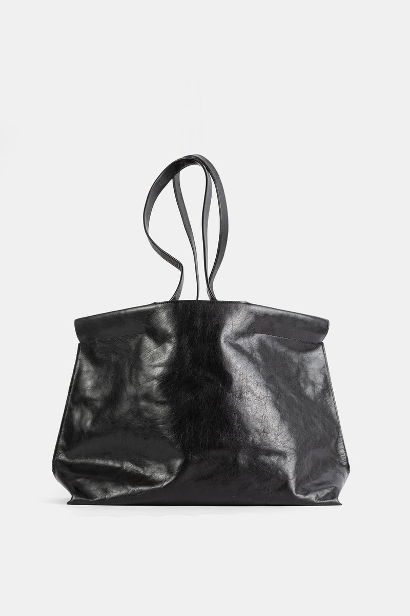 Bea Mombaers Shopper Midi cuir noir froissé, vue frontale grand format avec poignées parallèles et contours trapézoïdaux