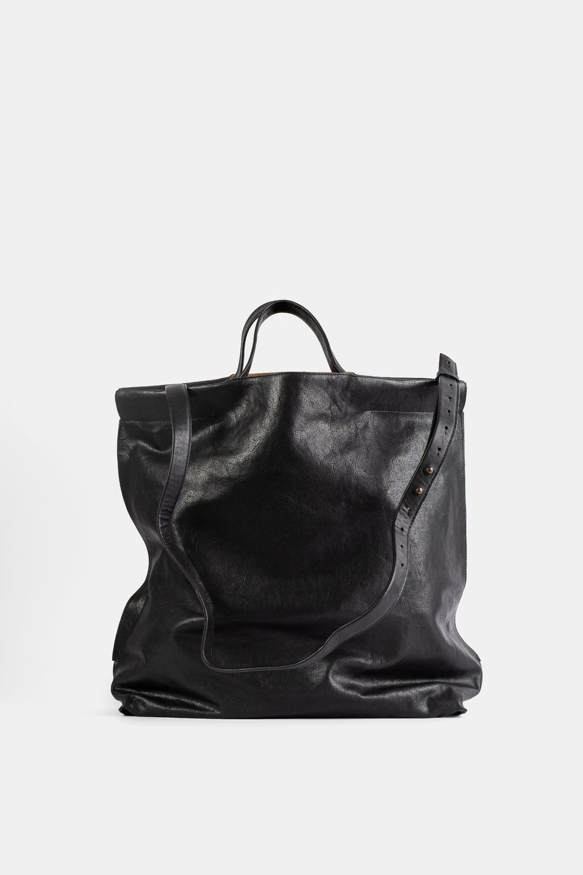 Bea Mombaers Shopper L noir, bandoulière à rivets dorés et brides latérales en cuir structuré