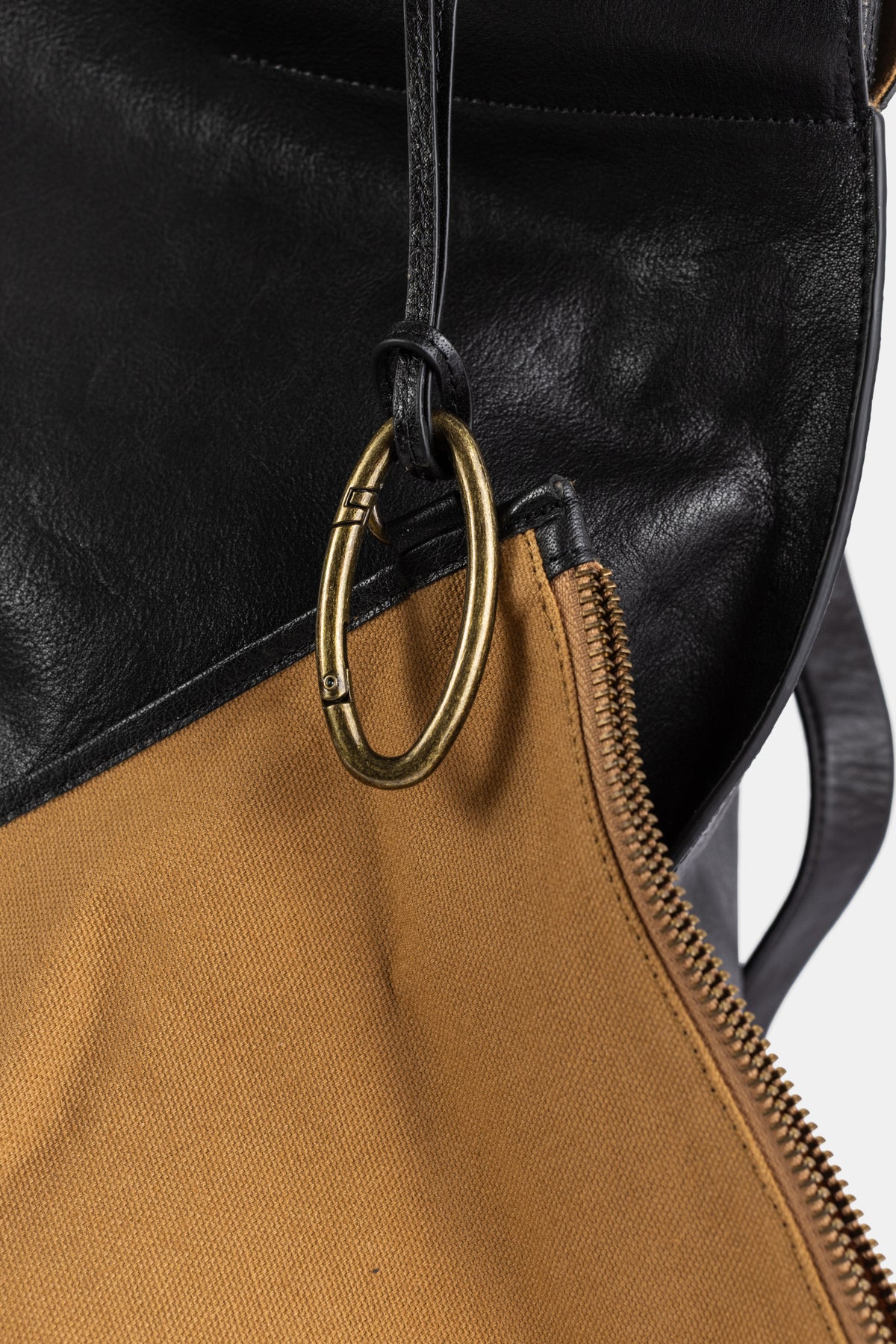 Bea Mombaers Shopper L intérieur cuir noir, mousqueton laiton vieilli et fermeture éclair dorée sur toile camel