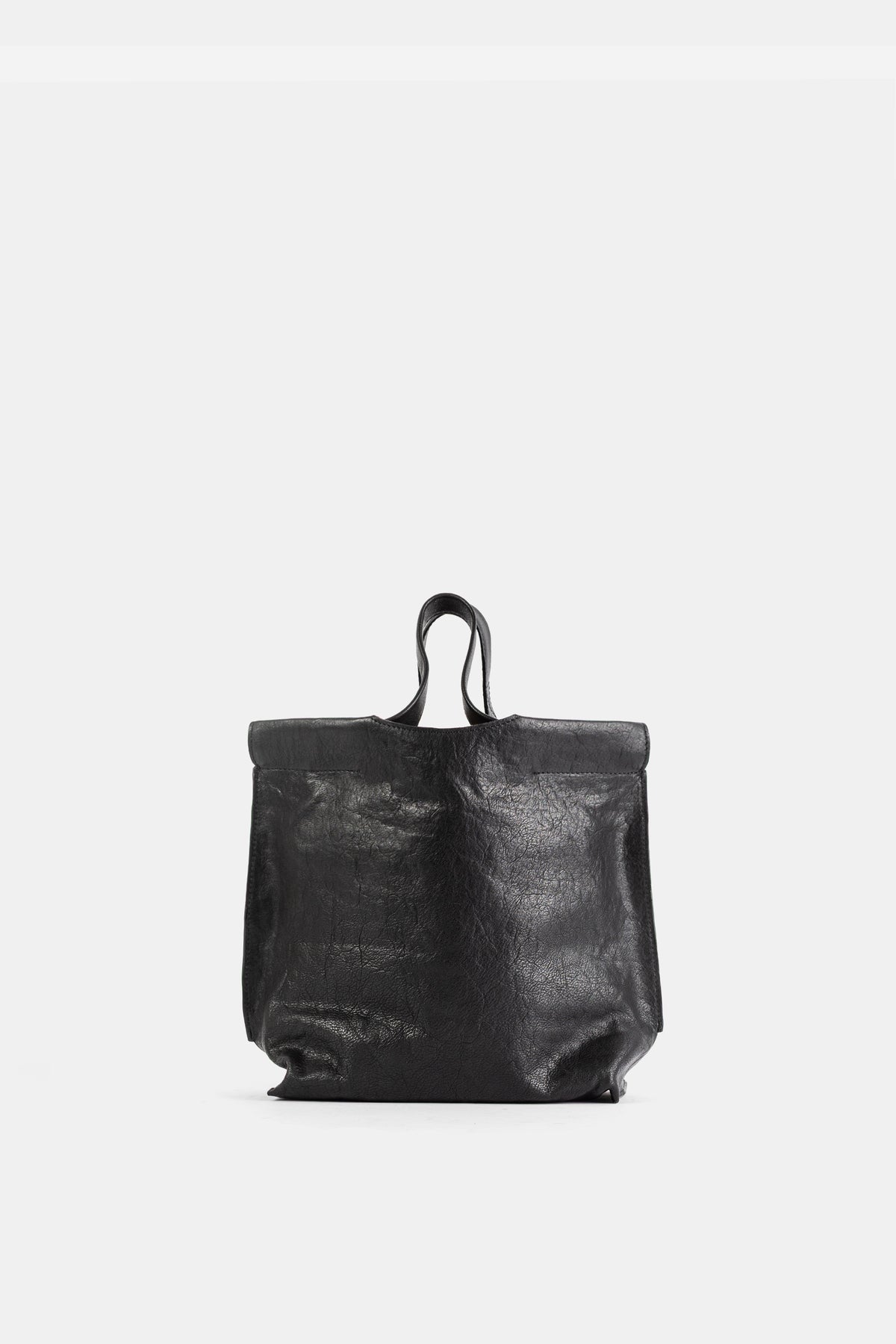 Bea Mombaers petit sac cabas noir en cuir froissé mat, vue de face avec poignée tubulaire