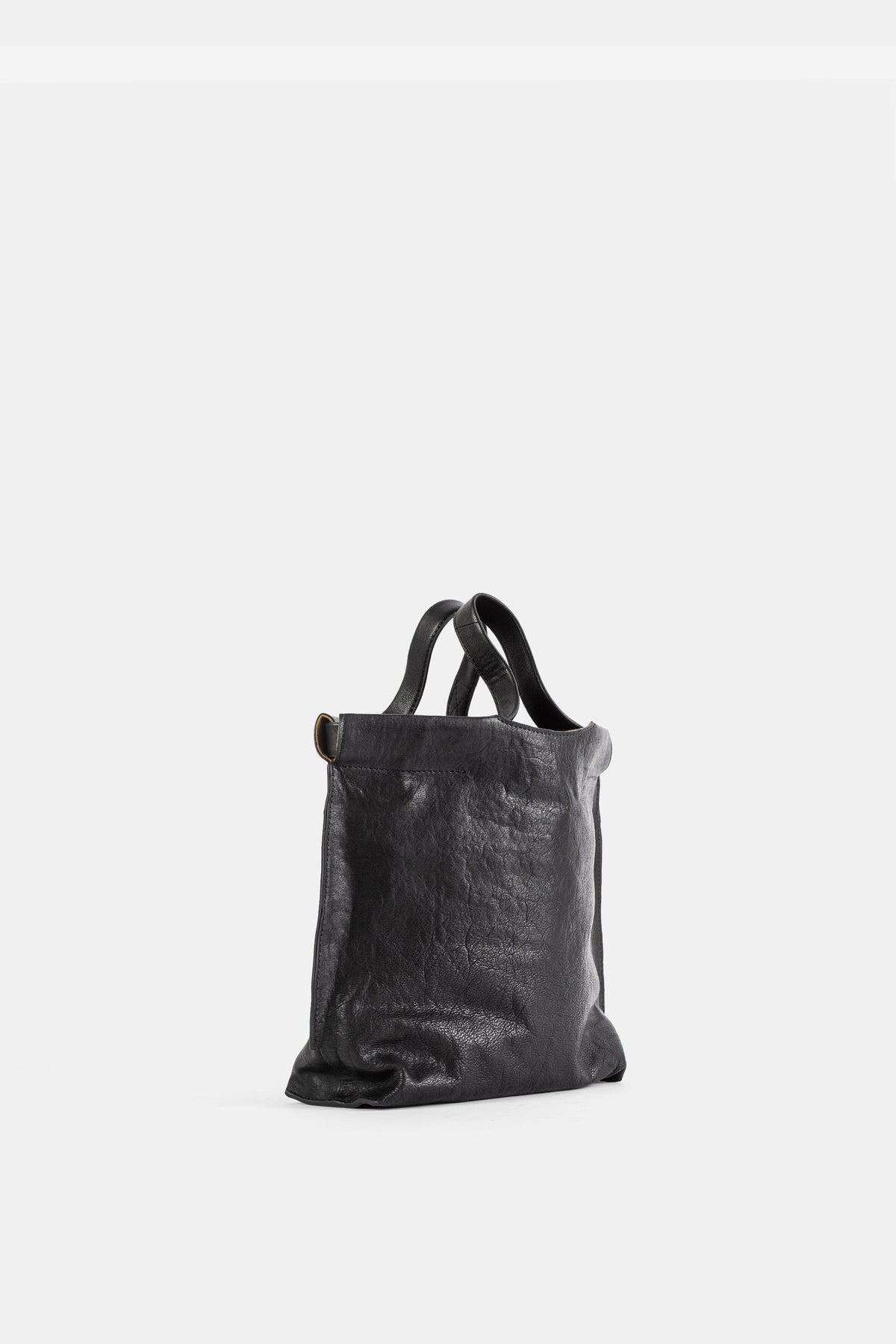 Bea Mombaers Shopper S cuir noir froissé, vue trois quarts avec anneau doré et double anse