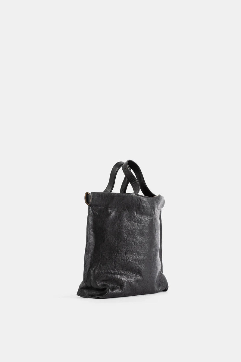 Bea Mombaers Shopper S noir, vue trois-quarts révélant le volume souple du cuir et les anses doubles