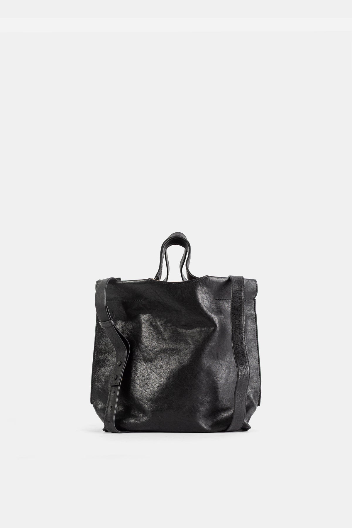 Bea Mombaers Shopper S dos en cuir noir vieilli, bretelle réglable et rivets métalliques discrets