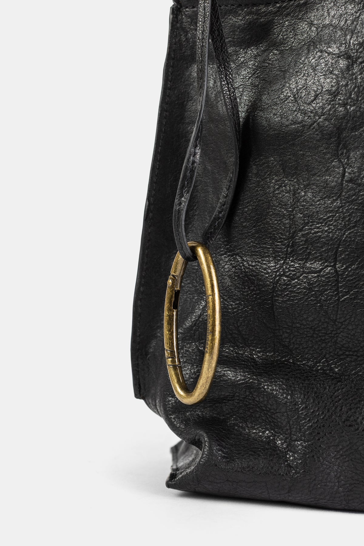 Bea Mombaers Shopper S détail anneau carabiner doré vieilli sur cuir noir froissé texturé