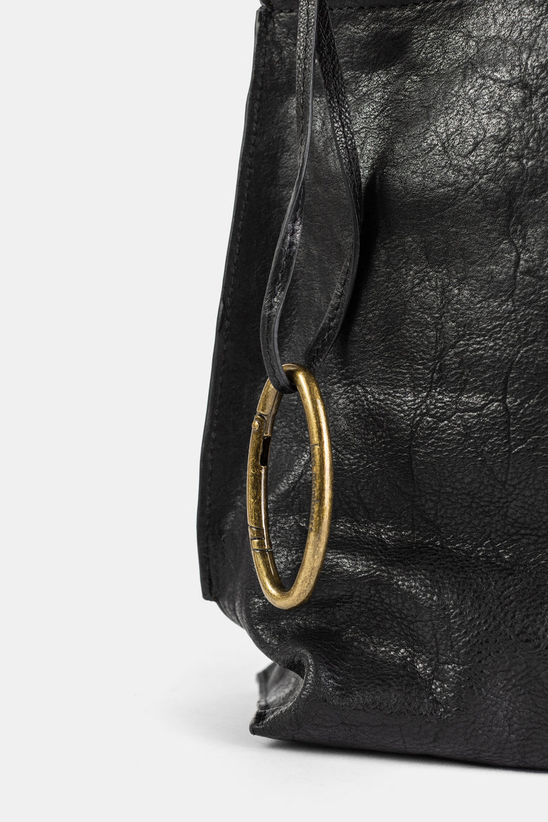 Bea Mombaers Shopper S détail anneau carabiner doré vieilli sur cuir noir froissé texturé