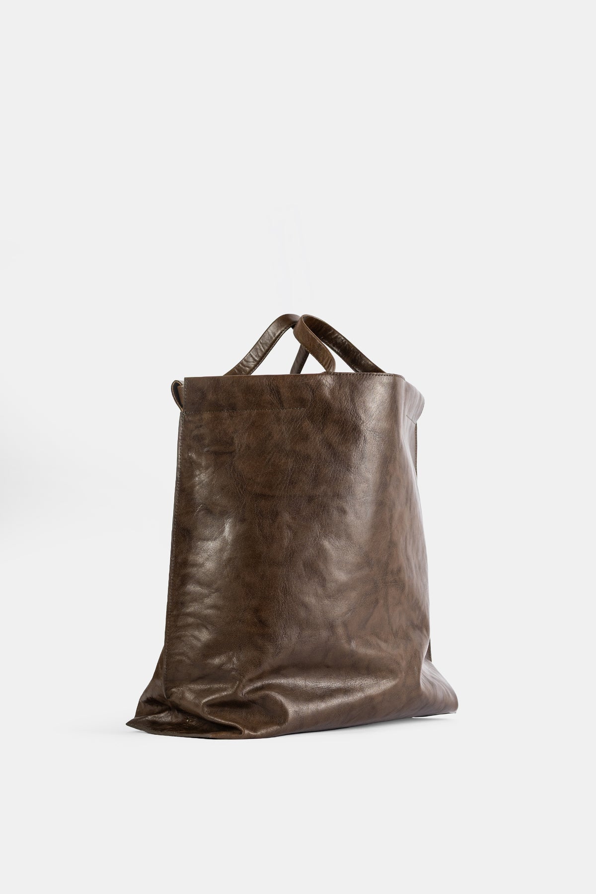 Bea Mombaers tote bag cuir vieilli olive vue trois quarts, texture plissée et souple