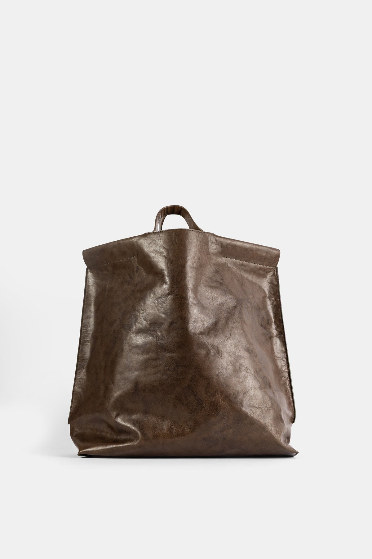 Bea Mombaers grand sac cabas cuir olive face avant, surface gaufrée et reflets patinés