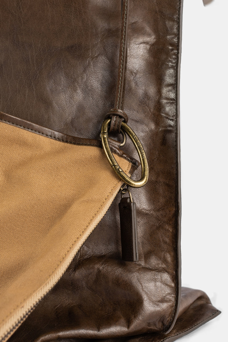 Bea Mombaers shopper cuir olive, détail fermeture éclair bronze et anneau métallique doré sur doublure canvas beige