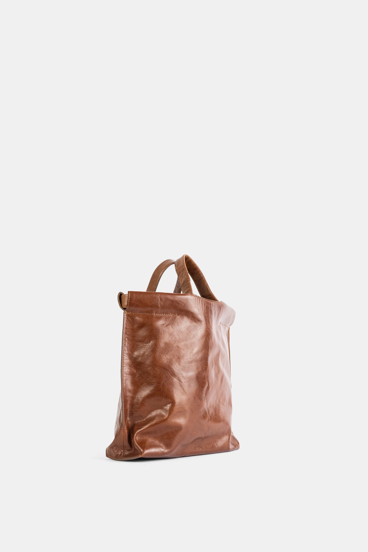 Bea Mombaers Shopper S cuir cognac vue de trois quarts, surface froissée naturelle et souple