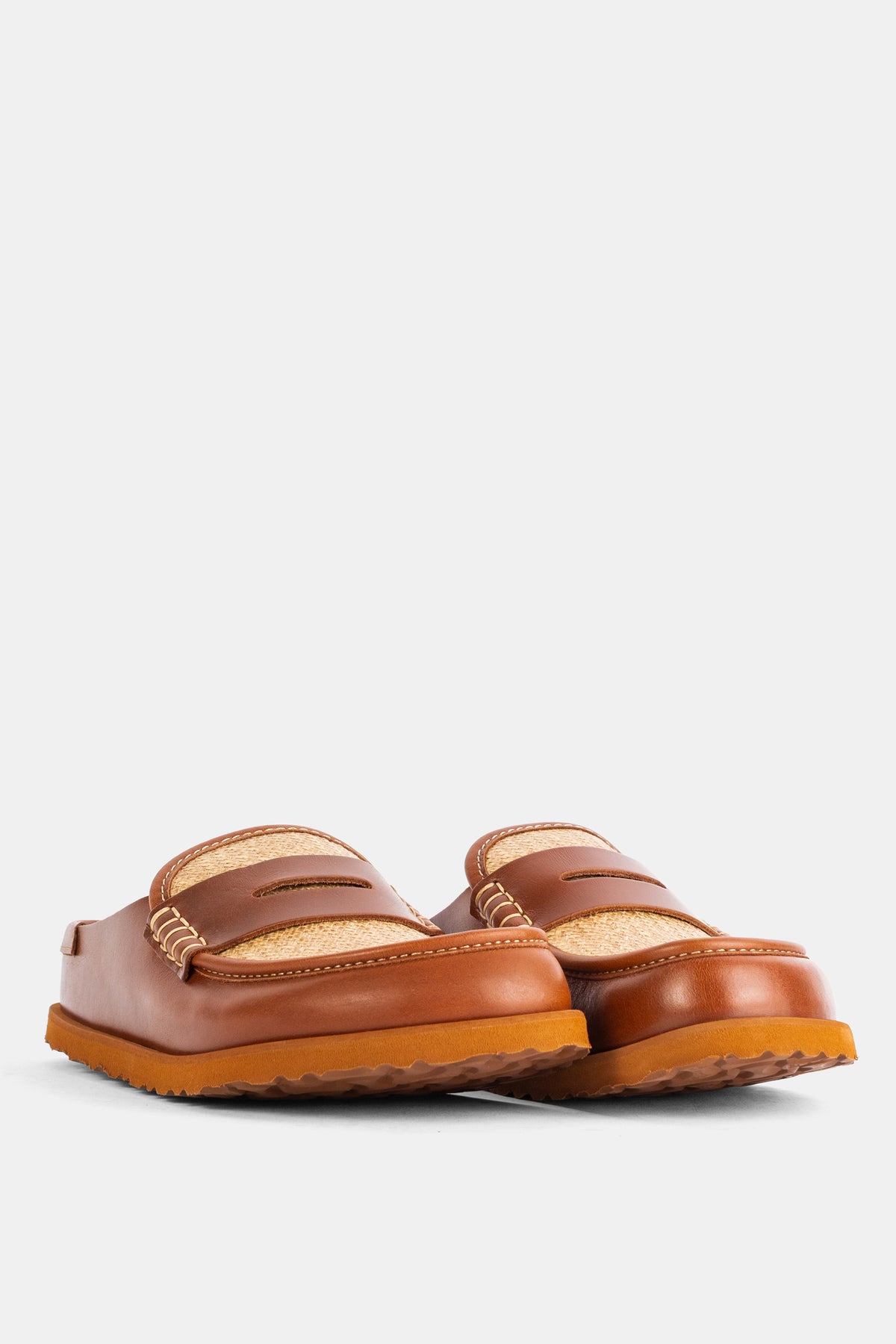 Sabot Birkenstock 1774 Naples in pelle cognac lucida e interno in rafia intrecciata, vista posteriore di tre quarti